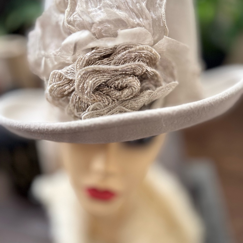 EUC Louise Green crean elegant hat with hat box. - Picture 8 of 16